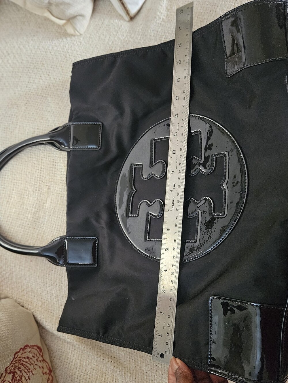 Tory BURCH Black Nylon And Patent Trim Ella Tote Bag with Quilted Medallion - Picture 4 of 7